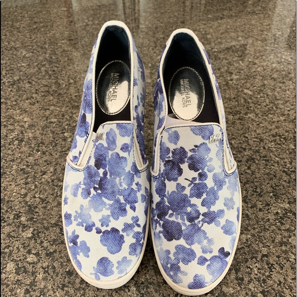 Sz 8.5 cute Michael Kors slip ons. Like new.
